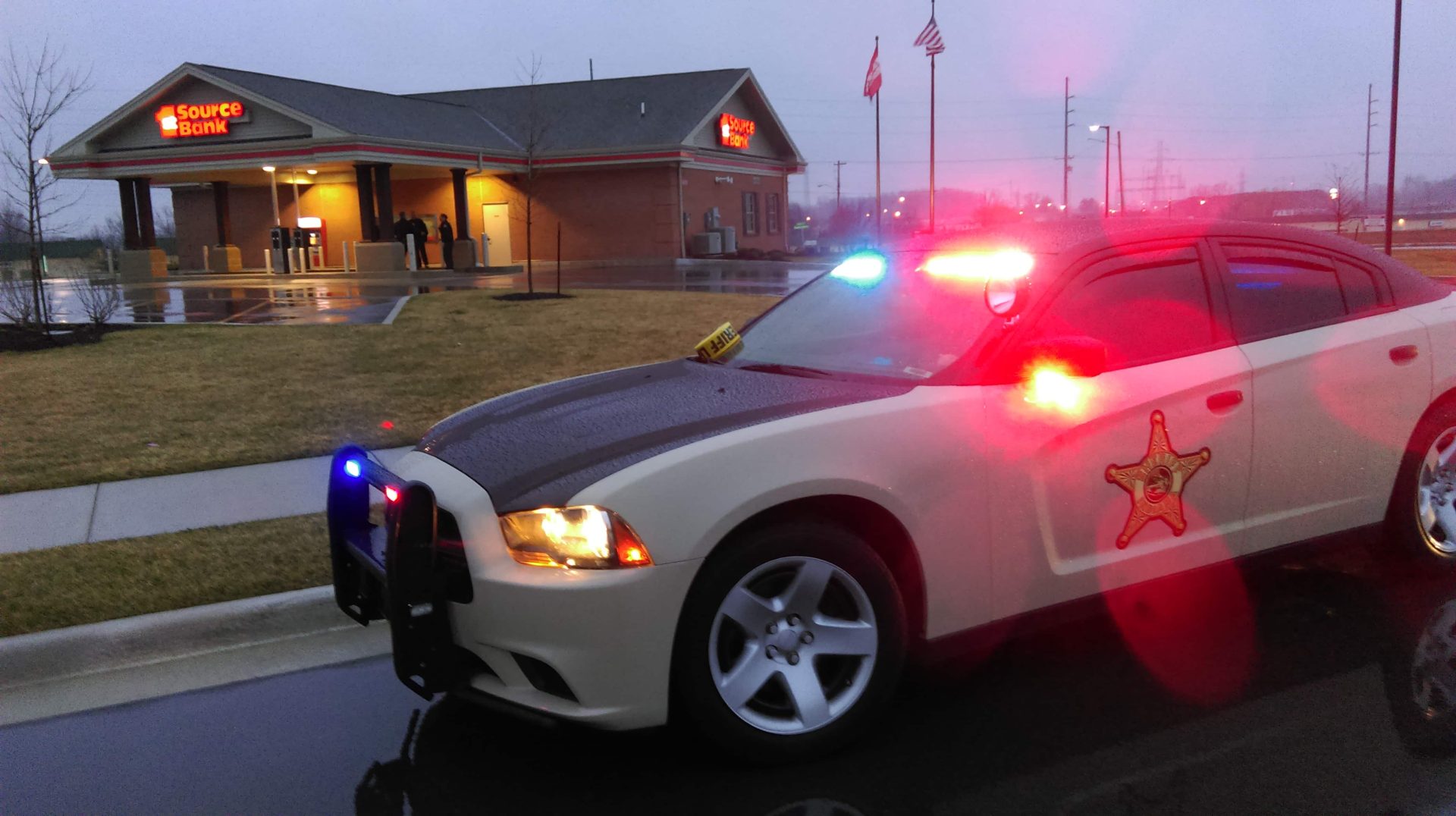 BREAKING: Police investigate Fort Wayne armed bank robbery - WOWO News ...