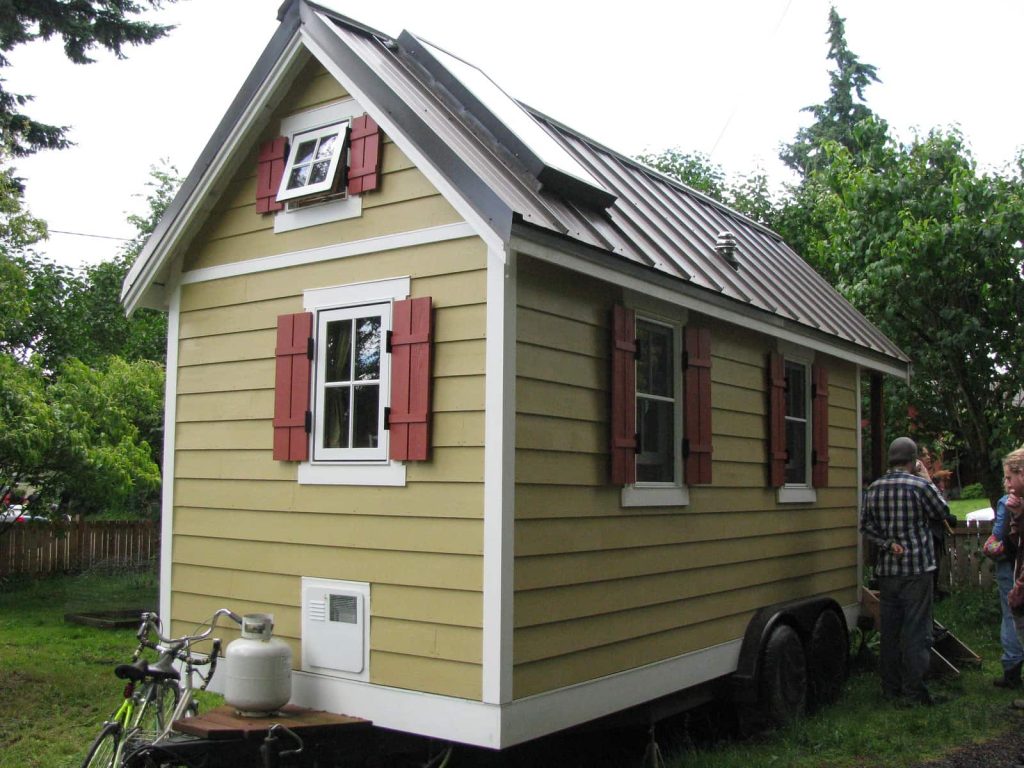 6 tiny homes for homeless people arrive in Muncie - WOWO News/Talk 92.3 ...