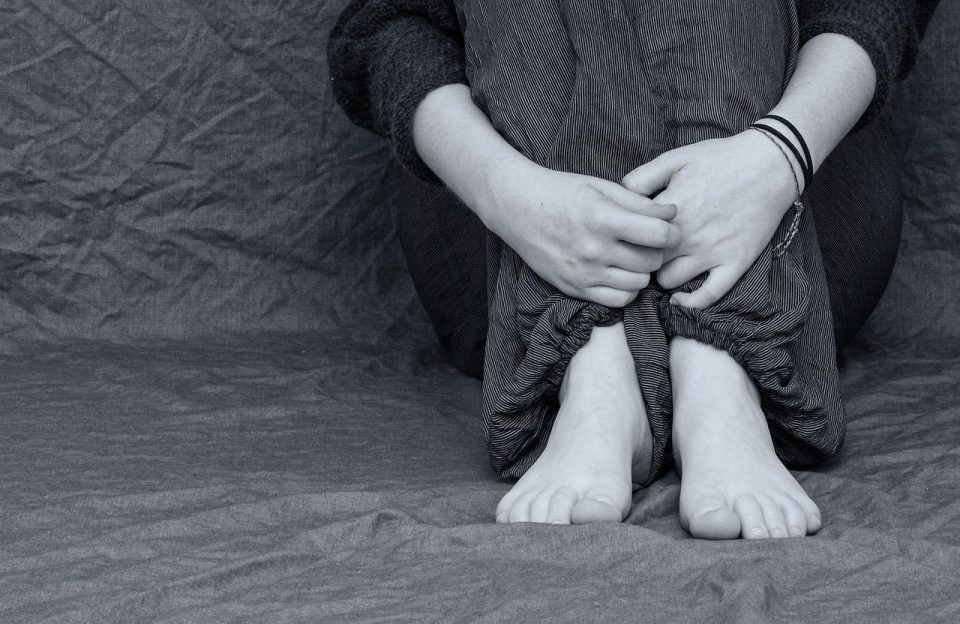 desperate, sad, depressed, feet, hands, crossed, hopeless, loss, worries, teenager, despair, depression, tormented, torment, sadness, grief, fear, anxious, defenseless, alone, lonely, bullying, emotion, person, human, problem, black-and-white, pulled back